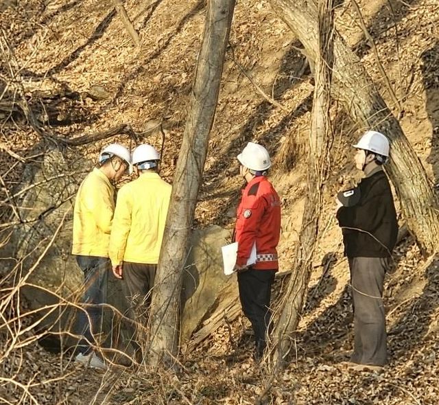 윤성진 제1부시장이 정남면 산사태 취약지역에서 관계 공무원들과 함께 사면 상태를 점검하고 있다.