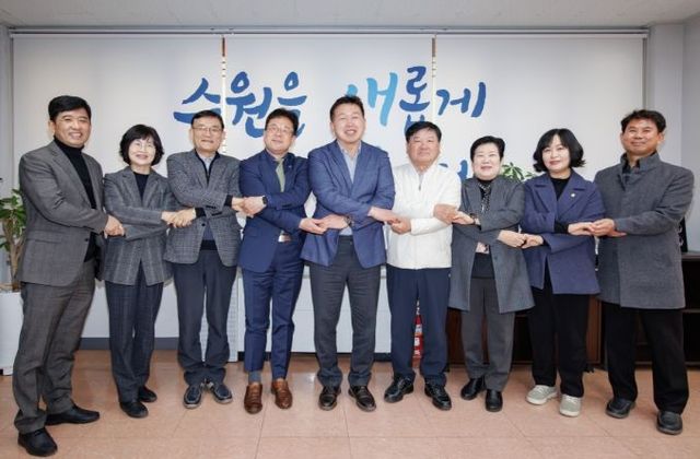 김현수 수원특례시 제1부시장(왼쪽 4번째)과 선주헌 강원도 영월군의회 의장(왼쪽 5번째) 등 방문단이 함께 기념사진을 촬영하고 있다.