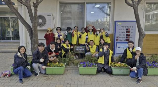 안양시 동안치매안심센터, 치매 환자와 함께하는 ‘나눔꽃밭’ 가꿨다