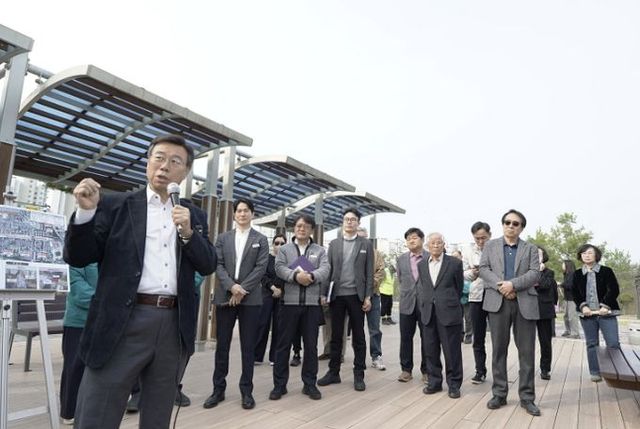 신상진 성남시장이 1일 분당~수서간 도시고속도로 상부 공원(매송2교 앞)에서 방음터널 설치공사 추진 계획에 대해 주민들에게 설명하고 있다.