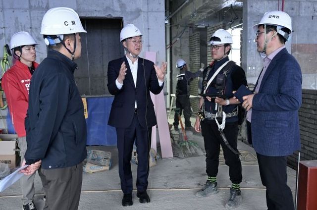 이민근 안산시장(사진 가운데) 13일 '공공 복합커뮤니티센터 건립공사' 현장을 방문해 사업진행 상황과 안전관리 실태를 점검하고 있다.