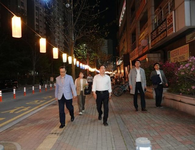 금암중심상가 청사초롱 현장점검 모습