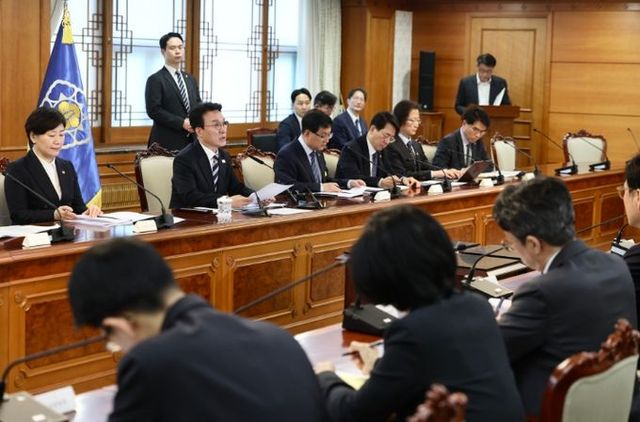 김민석 국무총리가 8일 세종대로 정부서울청사에서 열린 비상경제본부회의를 주재하고 있다.