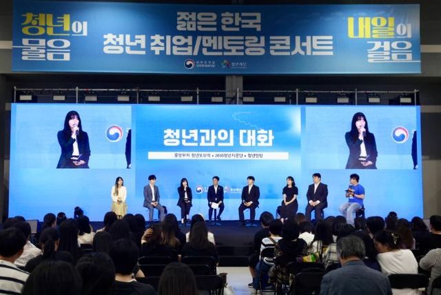 김민석 국무총리가 17일 서초구 aT센터에서 열린 젊은 한국 청년취업·멘토링 콘서트 현장을 방문, 부스 관람 및 청년과의 대화에서 발언을 하고 있다.(국무조정실)
