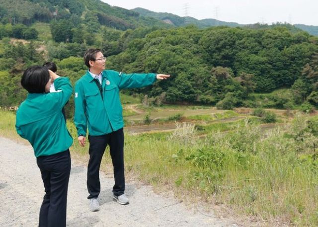 류광열 용인특례시 제1부시장이 19일 원삼 학일2호 저수지 주변을 둘러보며 안전관리를 당부하고 있다