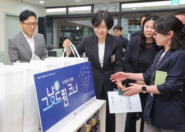 현수엽 보건복지부 제1차관이 화성시나래울종합사회복지관 그냥드림 사업장을 둘러보며 운영 현황을 확인하고 있다