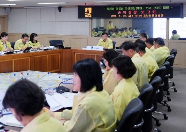 김현수 수원특례시장 권한대행이 ‘2026년 여름철 자연재난(태풍·호우·폭염) 대비 준비상황 보고회’를 주재하고 있다.