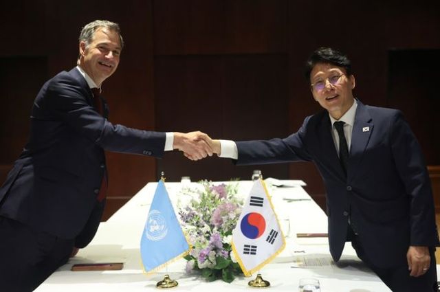 김민석 국무총리가 21일 용산구 한남동 하얏트호텔서울에서 알렉산더 더크루 UNDP 총재를 접견, 인사 및 환담을 나누고 있다.(국무조정실)