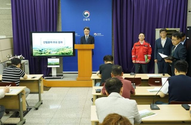 박은식 산림청장이 27일 국민주권정부 1년 산림분야 주요 성과 브리핑을 하고있다.