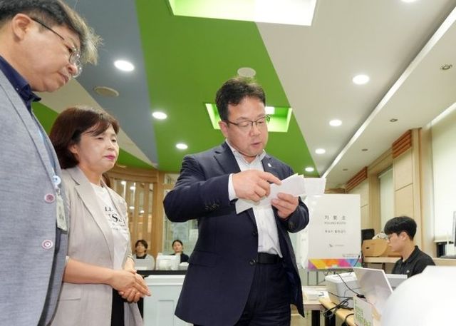 김현수 수원특례시장 권한대행이 매교동 사전투표소(수원시 가족여성회관)를 점검하고 있다.