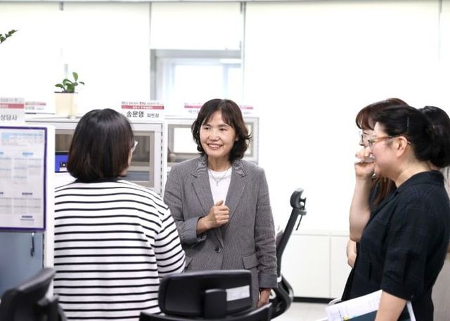 최혜민 광명시장 권한대행(부시장)이 29일 오후 광명시 민원콜센터를 찾아 상담사들과 소통하고 있다.