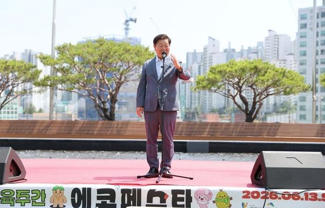 박승원 광명시장이 지난 13일 시청 잔디광장에서 열린 '2026 광명 에코페스타'에 참석해 인사말을 하고 있다.