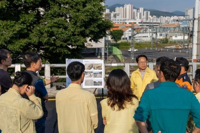 최홍규 부시장, 서승식 도시주택국장, 권태헌 건설과장, 안전총괄과 김미선 과장, 유승연 교통행정과장, 홍보실 차정렬 실장 외 소방서, 경찰서 등 유관기관 및 자문위원