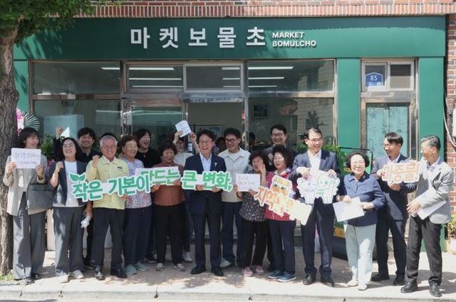 김민석 국무총리가 12일 농어촌 기본소득 시범사업 지역인 경상남도 남해군 이동면을 방문 기본소득 사용 현황과 효과 등을 점검하고 있다.(국무조정실)