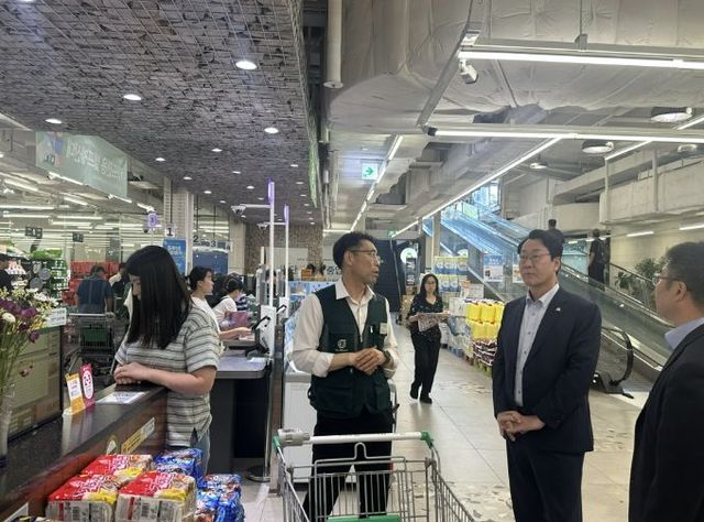 정명근 화성특례시장이 종량제 봉투 판매소를 방문해 판매소 관계자로부터 공급 현황과 애로사항을 청취하고 있다