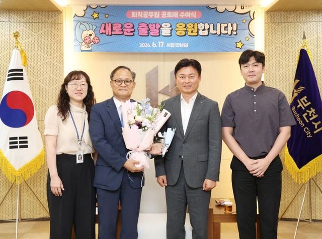 조용익 시장(오른쪽 두 번째)과 오동택 행정안전국장(오른쪽 세 번째), 행정지원과 직원들이 기념사진을 촬영하고 있다.