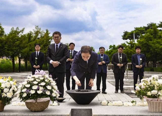 정장선 평택시장, 노무현 전 대통령 묘역 참배