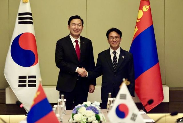 중국을 방문 중인 김민석 국무총리가 23일(현지시간) 다롄의 한 호텔에서 냠오소르 우츠랄 몽골총리와 회담을 하고 있다.(국무조정실)