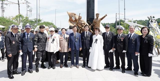 신상진 성남시장이 제71회 현충일 추념행사에 참석해 주요 내빈들과 기념촬영을 하고 있다