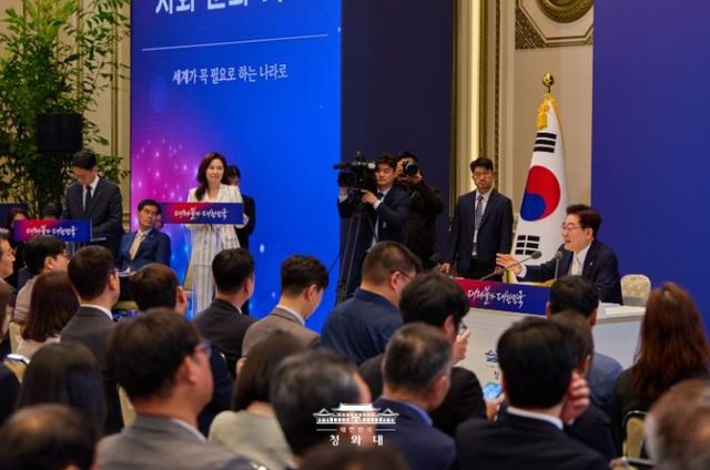 취임 1주년 기자회견(청와대)