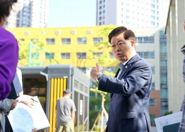 박승원 광명시장이 9일 오전 도덕초등학교를 찾아 학교 관계자, 시 관계 공무원들과 안전한 통학 환경 조성 방안을 논의하고 있다.
