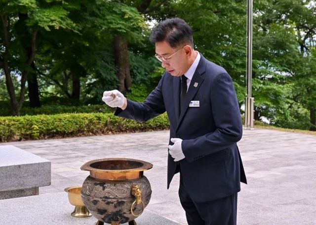 충혼탑 참배