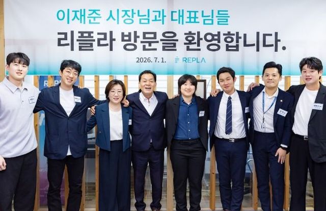 이재준 수원특례시장(왼쪽 4번째)이 청년벤처기업인들과 어깨동무를 하며 함께하고 있다.