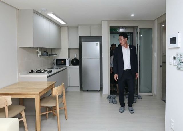 정명근 화성특례시장이 케어안심주택 ‘온(溫)이음채’ 시설을 둘러보며 입주 준비 상황을 점검하고 있다.