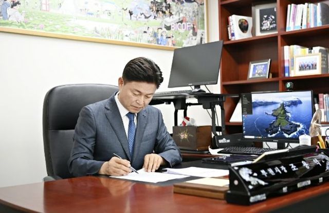 조용익 부천시장이 1일, 민선9기 1호 결재로 ‘곧바로 착착’ 프로젝트에 서명하고 있다.