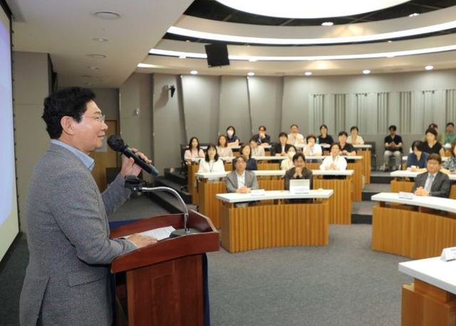 이상일 용인특례시장이 10일 용인세브란스병원 AI 역량 강화 세미나에 참석해 축사하고 있다.