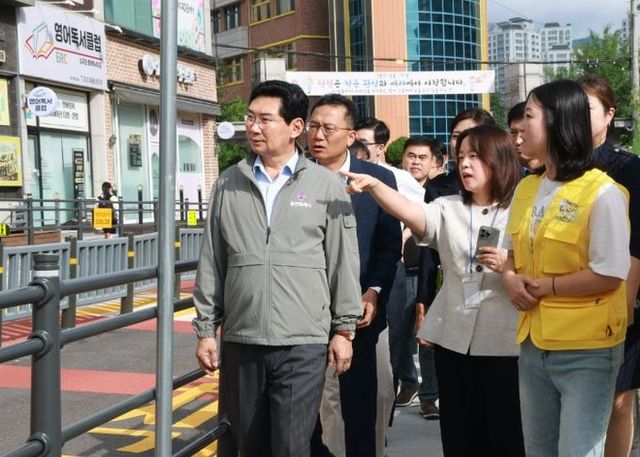이상일 용인특례시장이 13일 수지구 성복동 효자초를 찾아 통학로 등 현장을 살펴보고 있다.