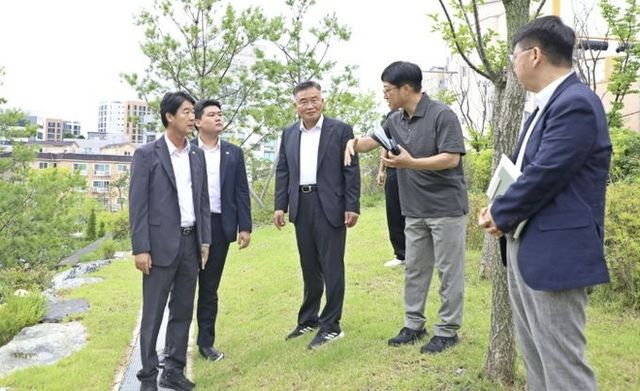 황규돈 수원시 팔달구청장, 아파트 인근 보행 약자를 위한 통행로 점검