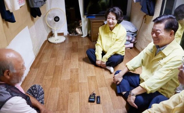 박승원 광명시장이 14일 오전 추미애 경기도지사와 함께 소하동 뚝방길 일대 밀집 주거지역을 함께 찾아 폭염과 열대야로 어려움을 겪는 주민들의 건강과 안전을 확인하고 있다.