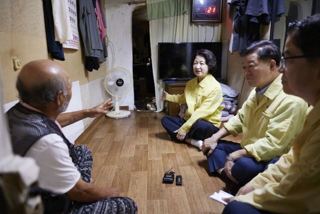 추미애 경기도지사, 뚝방촌 폭염 취약계층 찾아 주거환경 점검