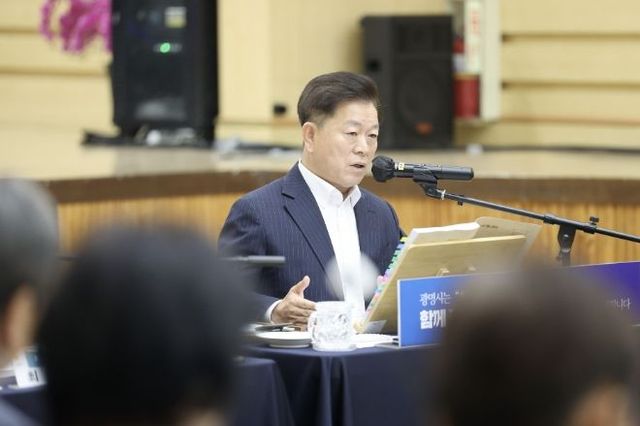 박승원 광명시장이 지난 6월 26일 시청 대회의실에서 열린 확대간부회의를 주재하고 있다. 이날 회의도 유튜브 생중계로 시민들에게 공개됐다.