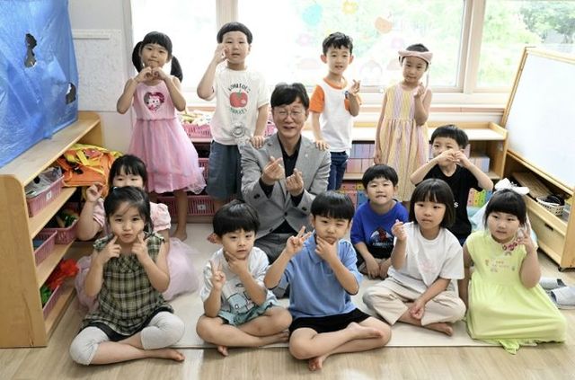 이민근 안산시장이 13일 안산시청 직장어린이집을 방문해 보육환경을 점검하고 아이들과 기념촬영을 하고 있다.