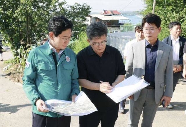 이상일 용인특례시장이 15일 처인구 남사읍 진목리 집중호우 피해 현장을 살