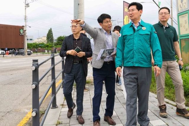 이상일 시장이 23일 기흥구 보라동 한국민속촌입구삼거리를 찾아 현장을 점검하고 있다.