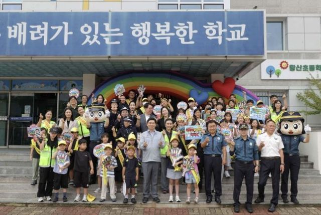 이상일 용인특례시장이 처인구 모현읍에 있는 왕산초등학교에서 교통지도봉사를 했다.