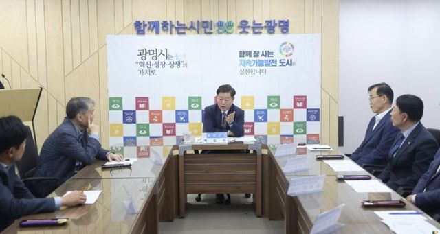 박승원 광명시장이 지난해 10월 시청 영상회의실에서 열린 ‘광명시흥 신도시 제2금융권 간담회’에 참석해 발언하고 있다.