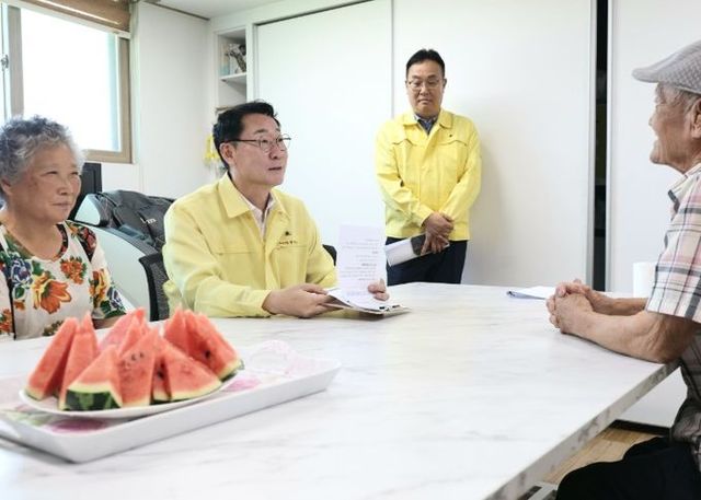 정명근 화성특례시장이 서신면 해운경로당 무더위쉼터를 찾아 어르신들의 애로사항을 청취하고 있다.