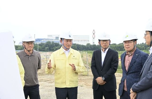 조용익 부천시장(왼쪽에서 두 번째)이 1일, 부천대장 도시첨단산업단지 현장을 둘러봤다.