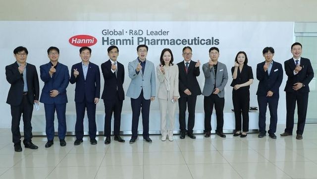 왼쪽에서 4번째 황상연 한미약품(주) 대표이사와 5번째 최원용 평택시장을 비롯한 관계자들