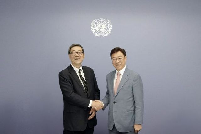 신상진 성남시장이 현지시간 7월 7일 미국 뉴욕 유엔(UN) 본부 내 유엔 경제사회국(UN DESA) 사무국에서 주왕 주(Zhuwang Zhu) 유엔 경제사회국 지속가능발전목표국(DSDG) 국장과 만나 악수하고 있다