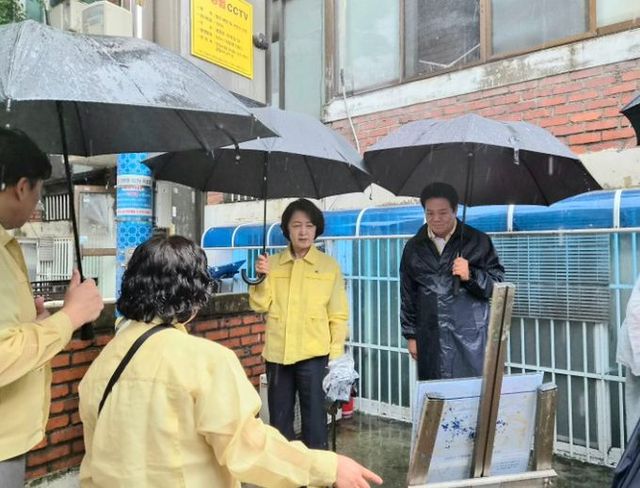 추미애 경기도지사(오른쪽 두번째)와 최대호 안양시장(오른쪽 첫번째)이 9일 만안구의 주택가에서 침수방지시설 관련 브리핑을 듣고 있다.