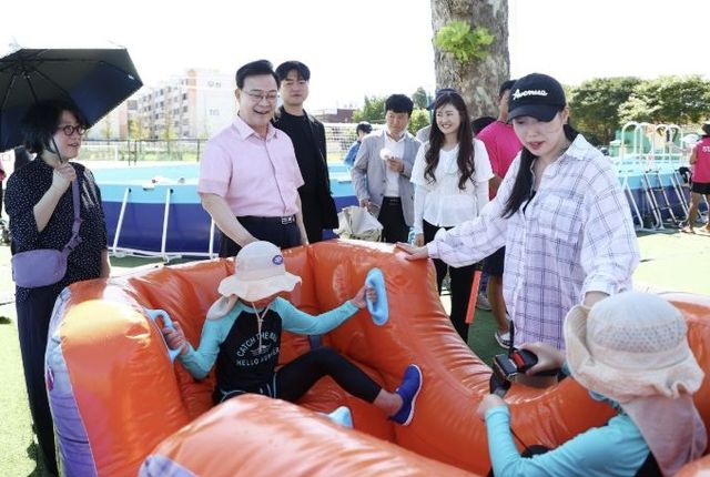 김성제 의왕시장, 폭염 속 부곡동 아동 물놀이장 찾아