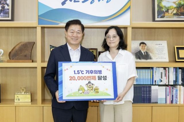 박승원 광명시장(사진 왼쪽)이 3일 오전 시장실에서 2만 번째 기후의병 가입자인 박현주 씨(사진 오른쪽)와 기념사진을 촬영하고 있다.