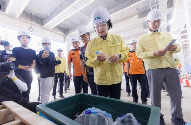 지난 3일 추미애 경기도지사가 화성동부소방서 신축 현장 안전을 확인하고 있다.