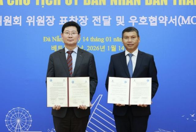 이상일 용인특례시장이 용인과 우호협약을 체결한 베트남 다낭시의 공식 초청을 받아 4일부터 8일까지 다낭시를 방문한다. 사진은 지난 1월 14일 다낭시청에서 우호협약 체결 후 이상일 시장(왼쪽)과 호 끼 민 다낭시 상임 부인민위원장(오른쪽)이 기념사진을 찍는 모습