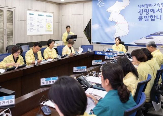 최혜민 광명시 부시장이 5일 오후 시청 재난종합상황실에서 열린 폭염 대응 긴급회의를 주재하고 있다.